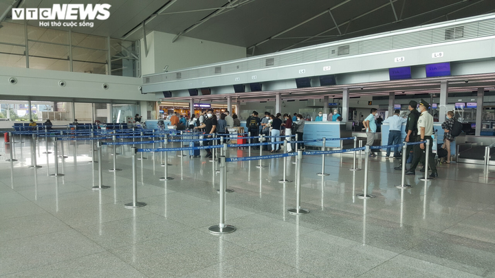 Ảnh: Sau 3 ngày mở lại toàn bộ đường bay, ga quốc tế Tân Sơn Nhất vắng khách - 7