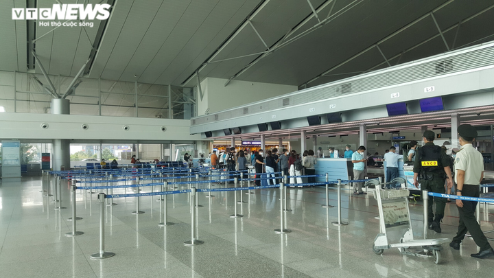 Ảnh: Sau 3 ngày mở lại toàn bộ đường bay, ga quốc tế Tân Sơn Nhất vắng khách - 1