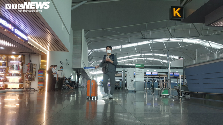Ảnh: Sau 3 ngày mở lại toàn bộ đường bay, ga quốc tế Tân Sơn Nhất vắng khách - 2