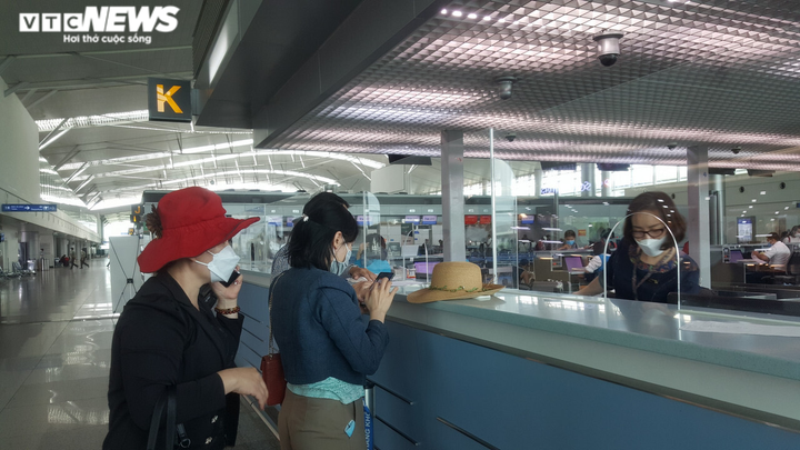 Ảnh: Sau 3 ngày mở lại toàn bộ đường bay, ga quốc tế Tân Sơn Nhất vắng khách - 9