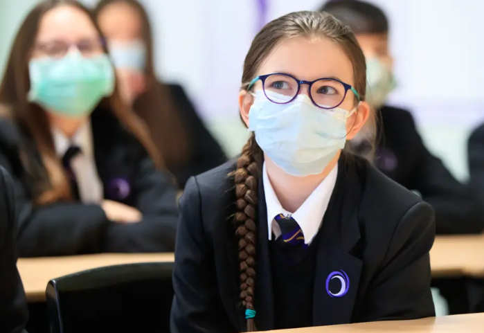 Xuất hiện F0 ở trường học, các nước xử lý ra sao? - 1