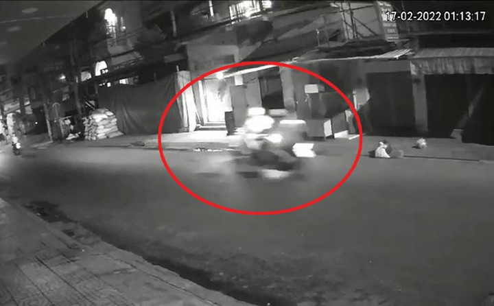 TP.HCM: 2 cô gái bị 6 thanh niên chặn đường, cướp xe lúc 1h sáng - 1