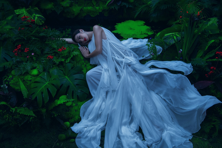 Hoa hậu Thùy Tiên đẹp mê hoặc như nữ thủy thần bên hồ nước - 1