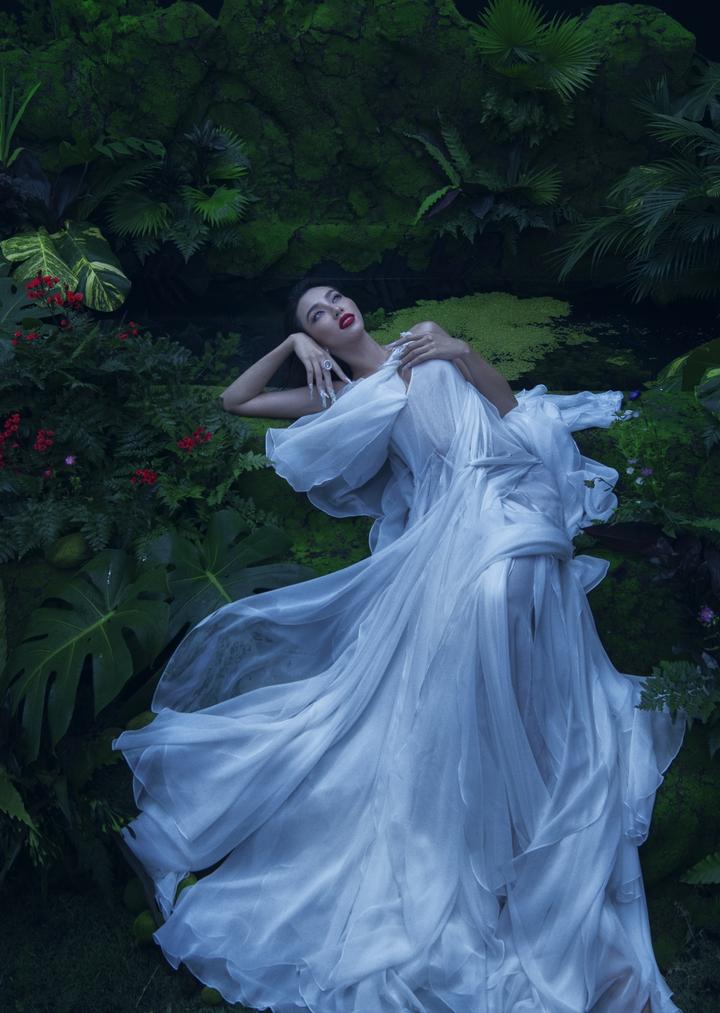 Hoa hậu Thùy Tiên đẹp mê hoặc như nữ thủy thần bên hồ nước - 2