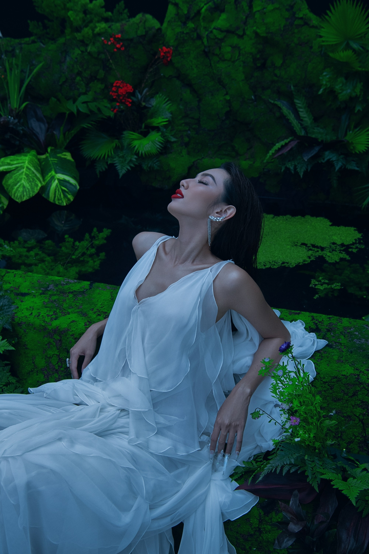 Hoa hậu Thùy Tiên đẹp mê hoặc như nữ thủy thần bên hồ nước - 6