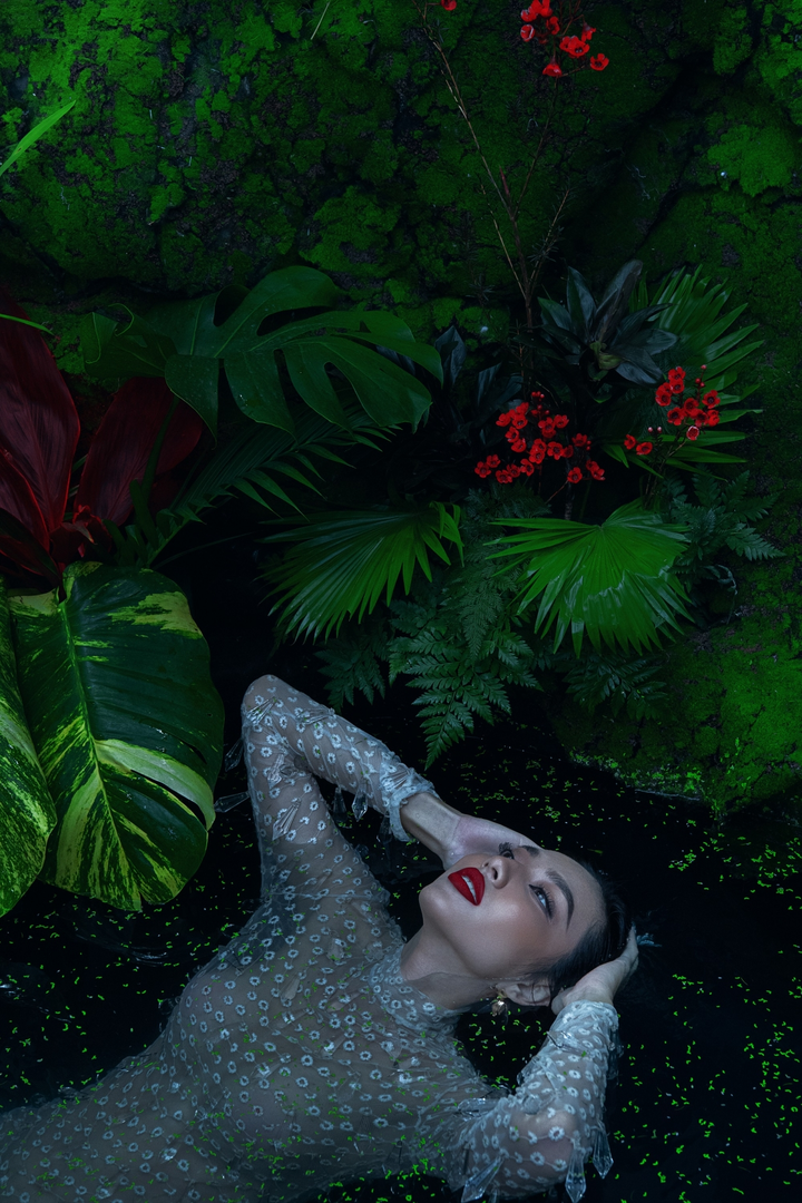 Hoa hậu Thùy Tiên đẹp mê hoặc như nữ thủy thần bên hồ nước - 3