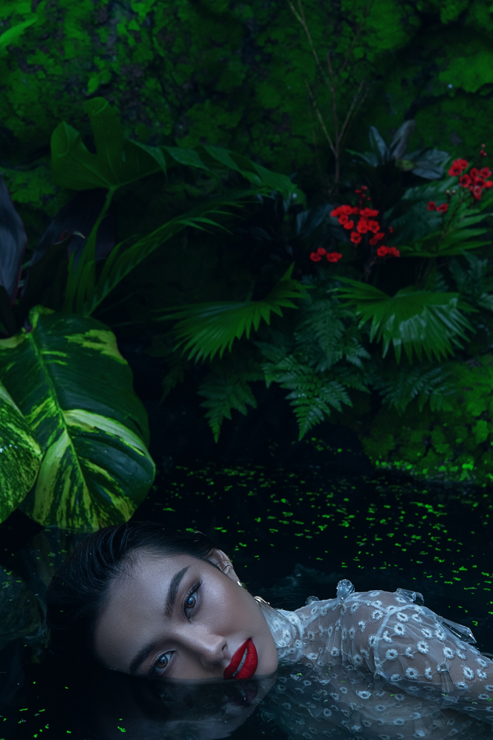 Hoa hậu Thùy Tiên đẹp mê hoặc như nữ thủy thần bên hồ nước - 5