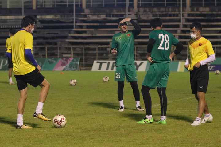 U23 Việt Nam tập làm quen sân, sẵn sàng đá trận ra quân gặp U23 Singapore - 2