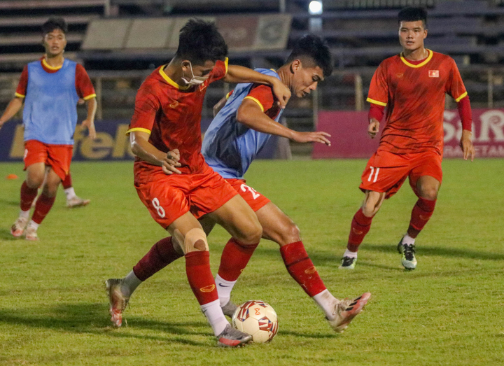 U23 Việt Nam tập làm quen sân, sẵn sàng đá trận ra quân gặp U23 Singapore - 1