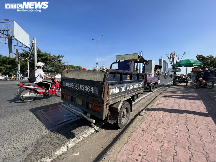 Bị CSGT xử phạt khi vào đường cấm, tài xế xe 3 bánh nói phạt là 'chuyện thường' - 3