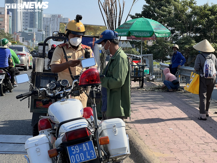 Bị CSGT xử phạt khi vào đường cấm, tài xế xe 3 bánh nói phạt là 'chuyện thường' - 1