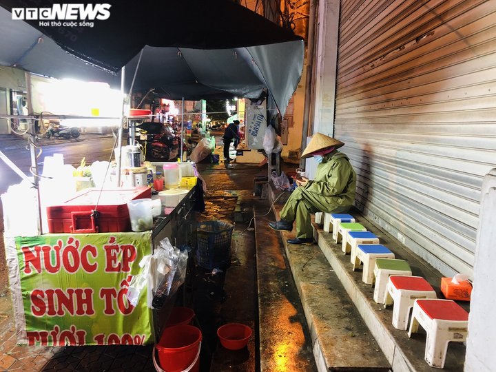 Ảnh: Người lao động co ro mưu sinh trong đêm lạnh thấu xương ở Hà Nội - 6