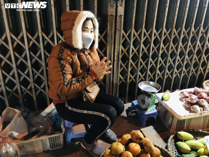 Ảnh: Người lao động co ro mưu sinh trong đêm lạnh thấu xương ở Hà Nội - 9