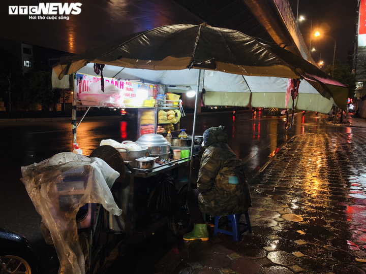 Ảnh: Người lao động co ro mưu sinh trong đêm lạnh thấu xương ở Hà Nội - 4