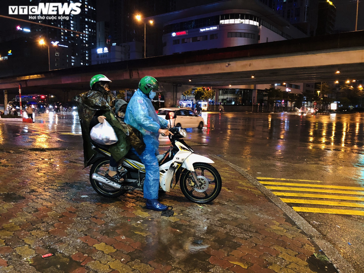 Ảnh: Người lao động co ro mưu sinh trong đêm lạnh thấu xương ở Hà Nội - 5