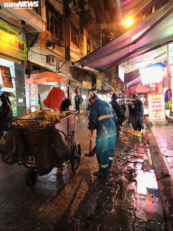 Ảnh: Người lao động co ro mưu sinh trong đêm lạnh thấu xương ở Hà Nội - 7