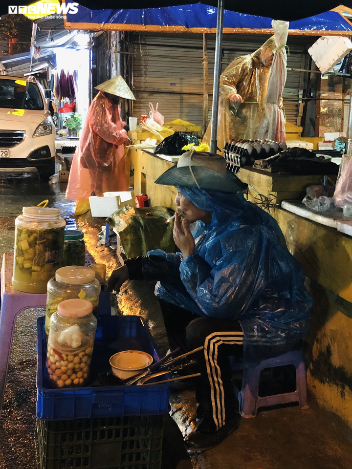 Ảnh: Người lao động co ro mưu sinh trong đêm lạnh thấu xương ở Hà Nội - 3