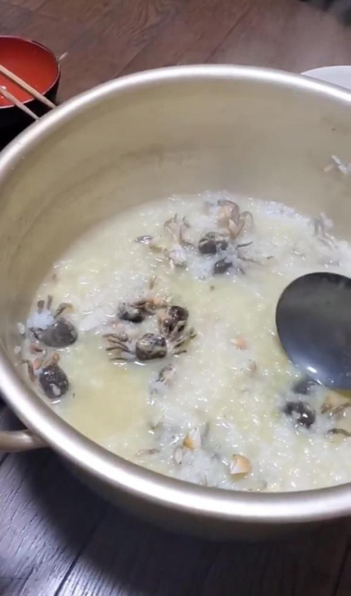 Bạn thân vào bếp nấu cháo cua, đến khi mở nắp nồi ai nấy đều liền đòi ‘quay xe’ - 1
