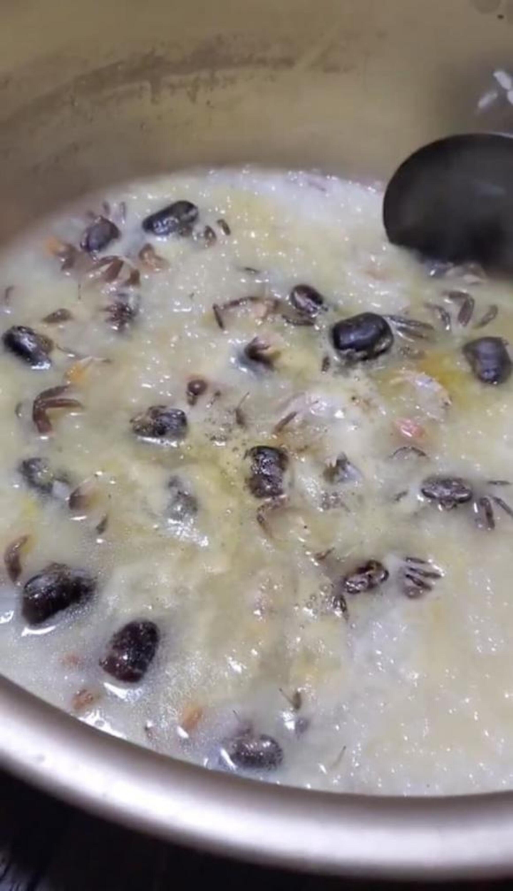 Bạn thân vào bếp nấu cháo cua, đến khi mở nắp nồi ai nấy đều liền đòi ‘quay xe’ - 3