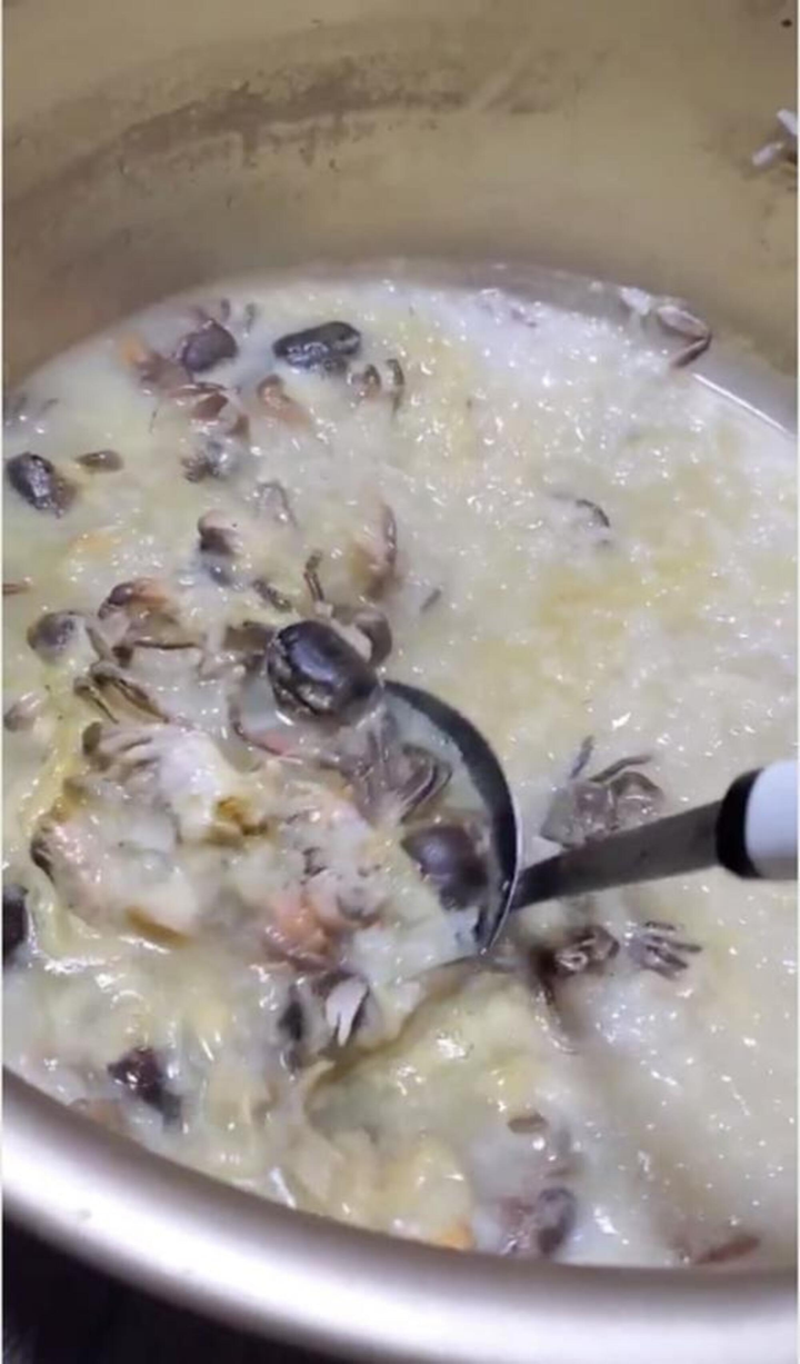 Bạn thân vào bếp nấu cháo cua, đến khi mở nắp nồi ai nấy đều liền đòi ‘quay xe’ - 2