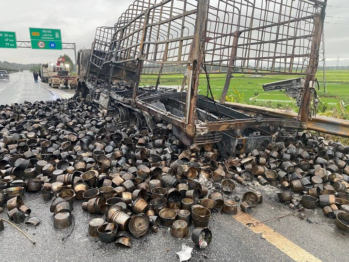Xe tải bốc cháy trơ khung trên cao tốc Nội Bài – Lào Cai - 2