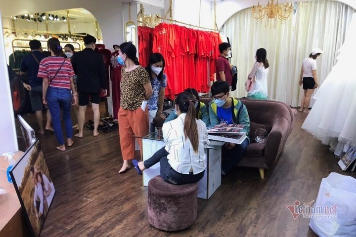 Dâu rể kéo nhau tổ chức cưới, studio phải từ chối vì quá đông - 2