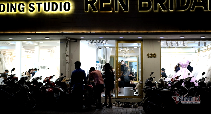 Dâu rể kéo nhau tổ chức cưới, studio phải từ chối vì quá đông - 3