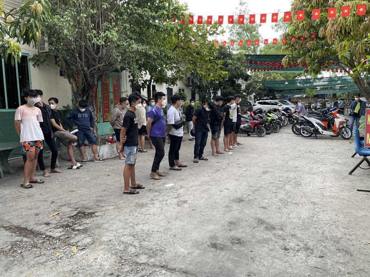 Công an TP.HCM vây ráp 100 xe máy so kè tốc độ lúc rạng sáng - 1