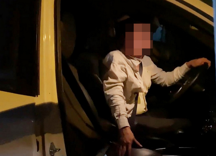 Ô tô lao vào quán nhậu trên vỉa hè, cuốn 3 người dưới gầm xe - 2