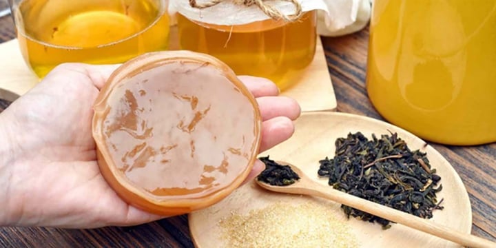 Kombucha là một loại trà xanh hoặc đen lên men cùng với trái cây cung cấp men vi sinh có lợi.