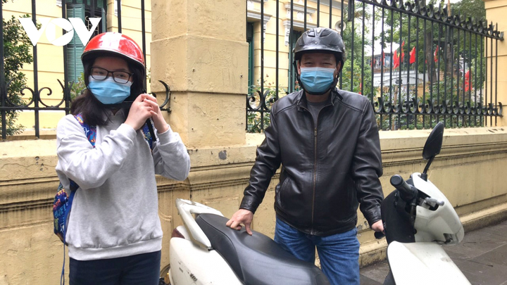 Phụ huynh không còn 'giật mình' khi nhận tin xuất hiện F0 trong trường học - 1