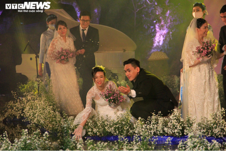 Ảnh: Đám cưới đặc biệt của 20 cặp đôi tuyến đầu chống dịch - 10