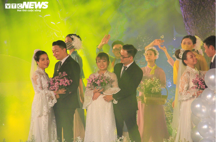 Ảnh: Đám cưới đặc biệt của 20 cặp đôi tuyến đầu chống dịch - 9