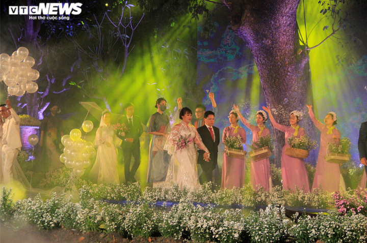 Ảnh: Đám cưới đặc biệt của 20 cặp đôi tuyến đầu chống dịch - 6