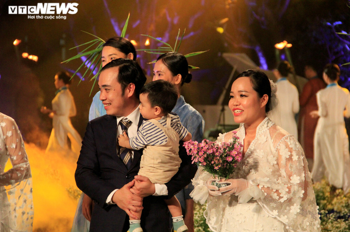 Ảnh: Đám cưới đặc biệt của 20 cặp đôi tuyến đầu chống dịch - 16