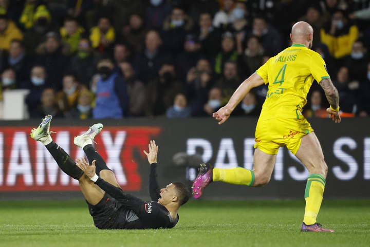 PSG thua Nantes 1-3 - 9