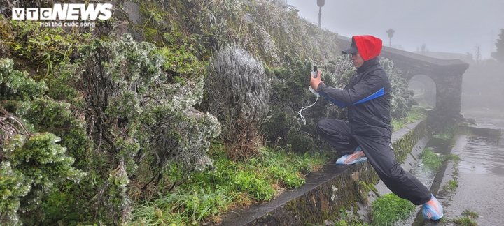 Ảnh: Nhiệt độ xuống -1 độ C, băng giá bao phủ đỉnh Mẫu Sơn - 3