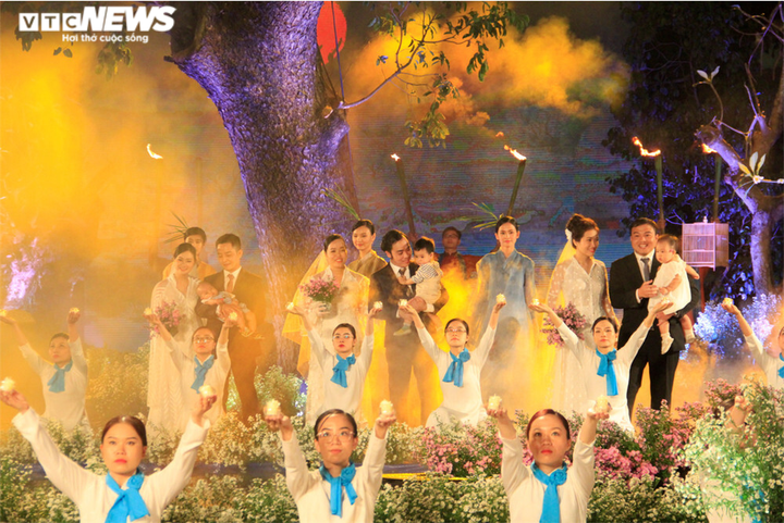 Ảnh: Đám cưới đặc biệt của 20 cặp đôi tuyến đầu chống dịch - 13