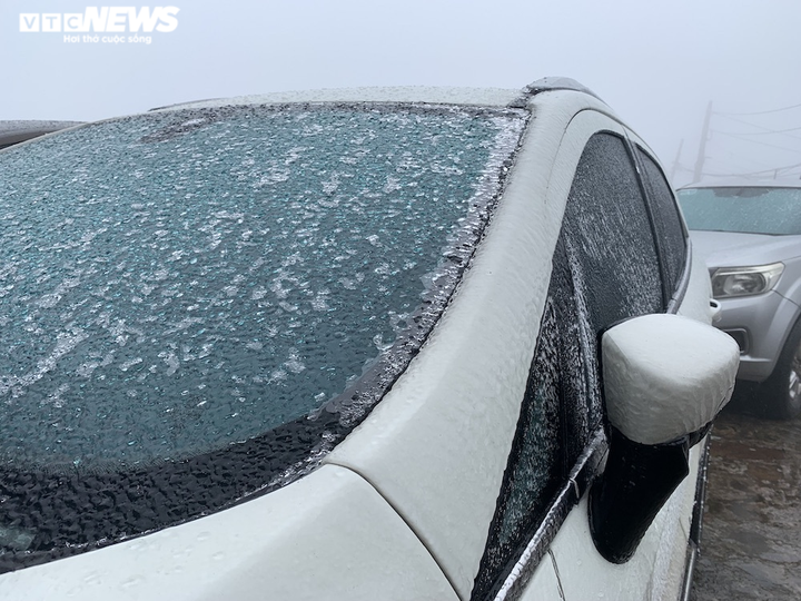 Ảnh: Du khách ùn ùn đi săn băng tuyết, ô tô tắc dài chờ lên đỉnh Mẫu Sơn - 11