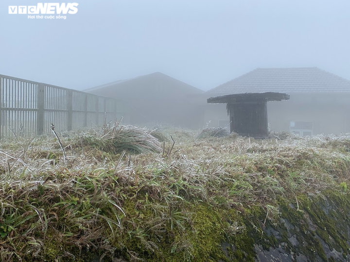 Ảnh: Du khách ùn ùn đi săn băng tuyết, ô tô tắc dài chờ lên đỉnh Mẫu Sơn - 8