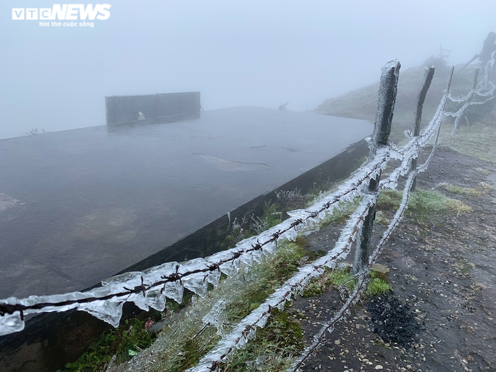 Ảnh: Du khách ùn ùn đi săn băng tuyết, ô tô tắc dài chờ lên đỉnh Mẫu Sơn - 7