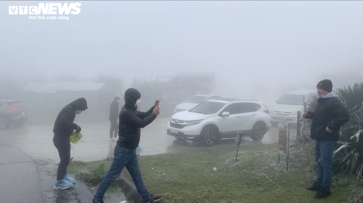 Ảnh: Du khách ùn ùn đi săn băng tuyết, ô tô tắc dài chờ lên đỉnh Mẫu Sơn - 4