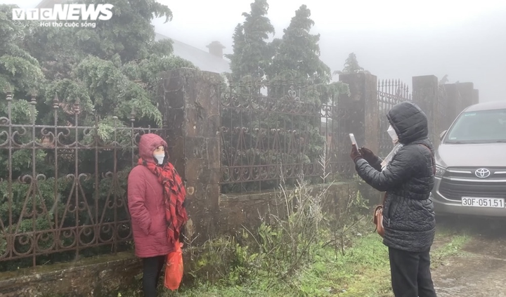 Ảnh: Du khách ùn ùn đi săn băng tuyết, ô tô tắc dài chờ lên đỉnh Mẫu Sơn - 5