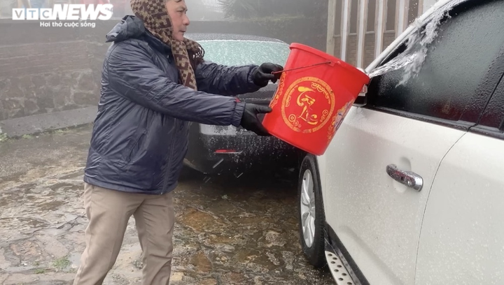 Ảnh: Du khách ùn ùn đi săn băng tuyết, ô tô tắc dài chờ lên đỉnh Mẫu Sơn - 12