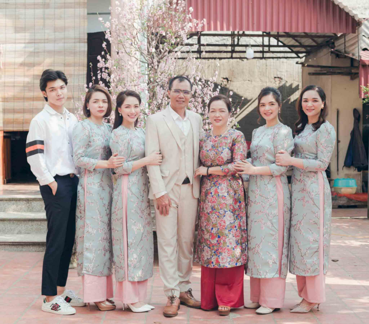 Hòa Minzy có gì ở tuổi 26: 1 thiên thần đáng yêu, lo cho bố mẹ đến nơi đến chốn - 4