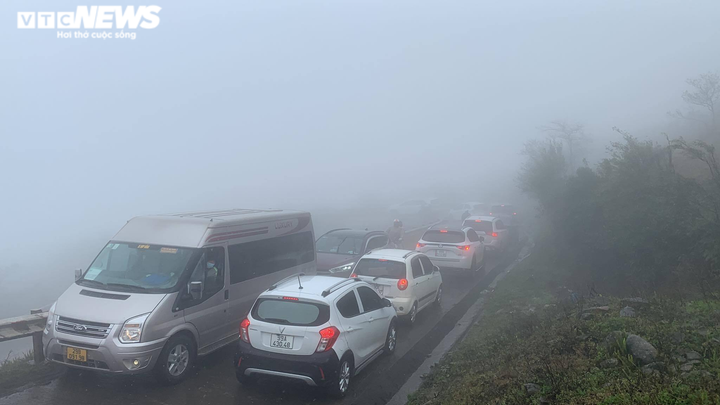 Ảnh: Du khách ùn ùn đi săn băng tuyết, ô tô tắc dài chờ lên đỉnh Mẫu Sơn - 15