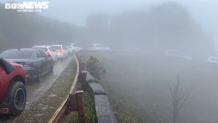 Ảnh: Du khách ùn ùn đi săn băng tuyết, ô tô tắc dài chờ lên đỉnh Mẫu Sơn - 16