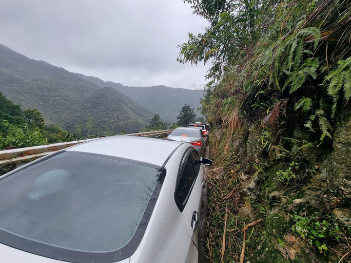 Ảnh: Du khách ùn ùn đi săn băng tuyết, ô tô tắc dài chờ lên đỉnh Mẫu Sơn - 14