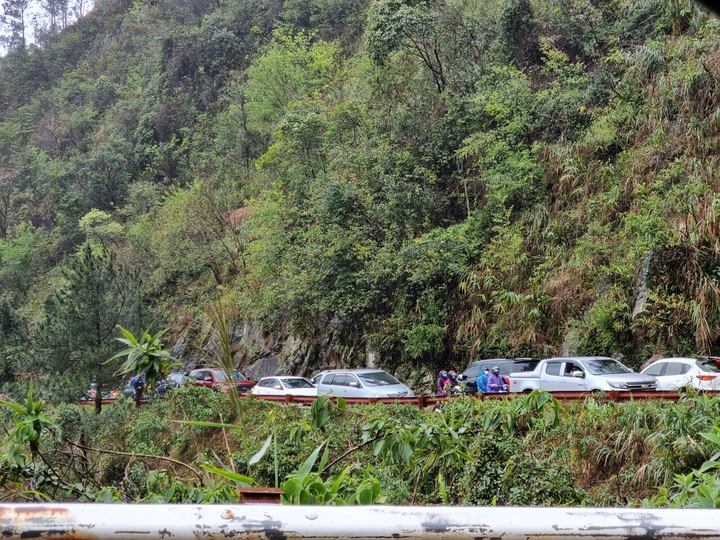 Ảnh: Du khách ùn ùn đi săn băng tuyết, ô tô tắc dài chờ lên đỉnh Mẫu Sơn - 17