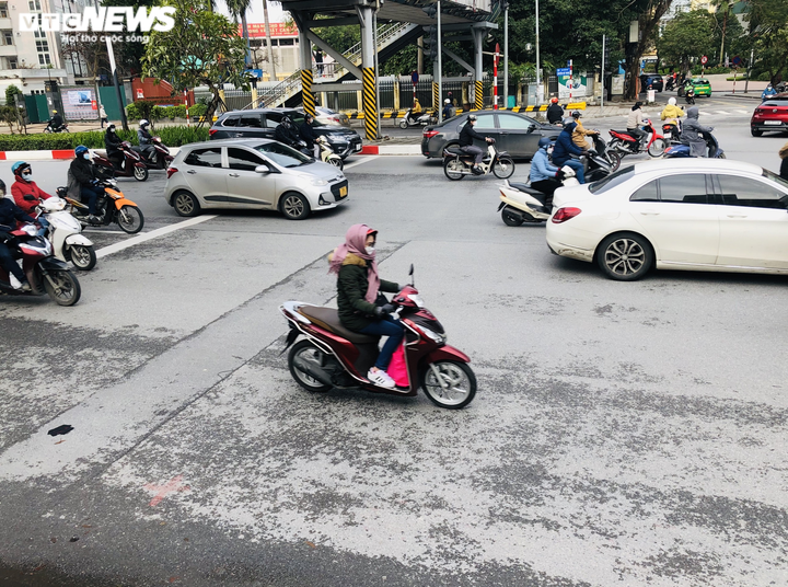 Ảnh: Trời tạnh ráo, người Hà Nội vẫn mặc áo mưa tránh cái rét thấu xương - 6